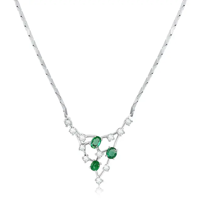 Gargantilha Trabalhada de Ouro Branco com 11 Diamantes e 3 Esmeraldas