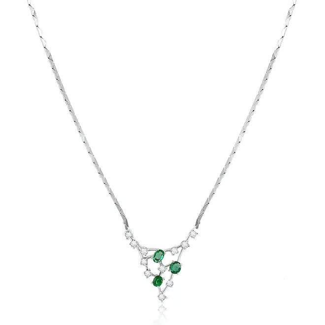 Gargantilha Trabalhada de Ouro Branco com 11 Diamantes e 3 Esmeraldas