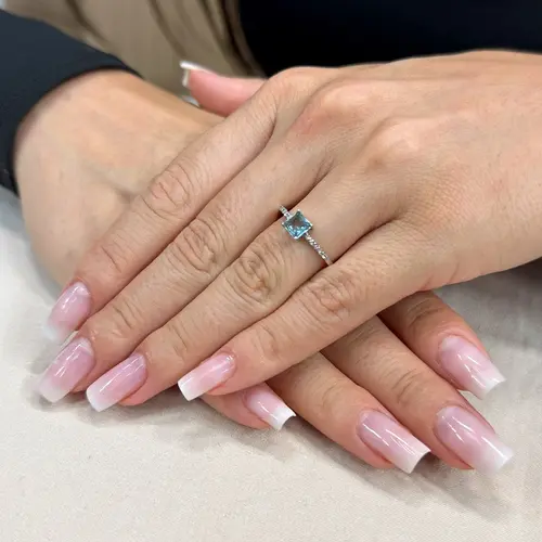 Anel de Ouro Branco com Diamantes e Topázio Azul