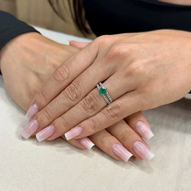Anel Aro Duplo Trabalhado de Ouro Branco com Diamantes e Esmeralda Oval