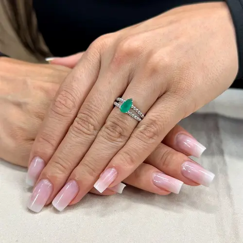 Anel Aro Duplo Trabalhado de Ouro Branco com Diamantes e Esmeralda Gota