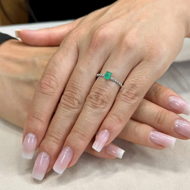 Anel Aro Trabalhado de Ouro Branco com Diamantes e Esmeralda Retangular