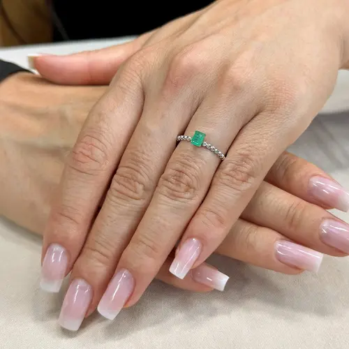 Anel Aro Trabalhado de Ouro Branco com Diamantes e Esmeralda Retangular