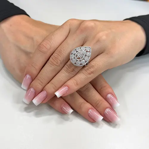 Anel Trabalhado de Ouro Branco com Diamantes totalizando 1,65 Cts.