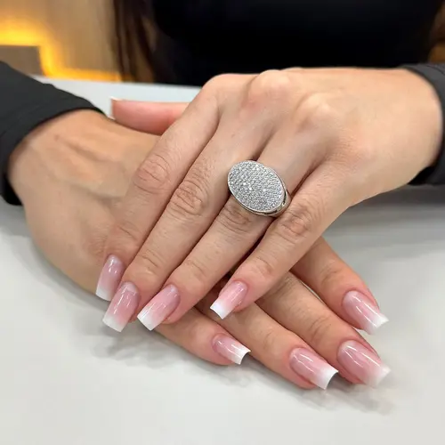 Anel Pavê de Ouro Branco com Diamantes totalizando 1,05 Ct.