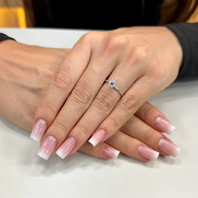 Anel Solitário de Ouro Branco com Diamante Azul de 6 pts.