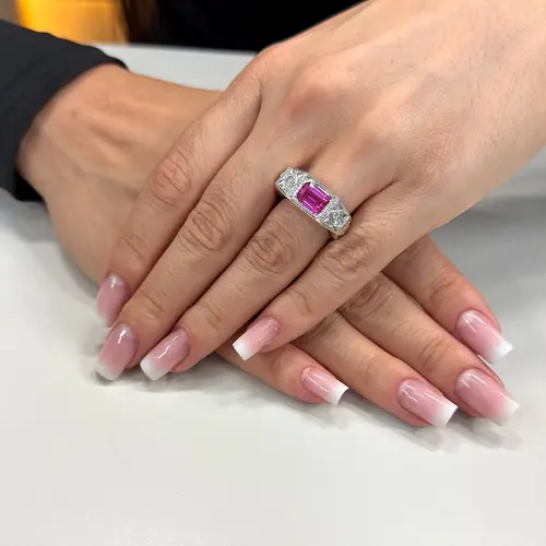 Anel de Formatura de Ouro Rose com Diamantes e Cristal Rubi