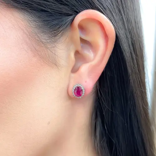 Par de Brincos de Ouro Branco com Diamantes e Rubis totalizando 3,36 Cts.