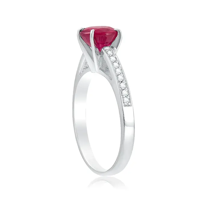 Anel Solitário de Ouro Branco com Diamantes e Rubi de 1,90 Cts.