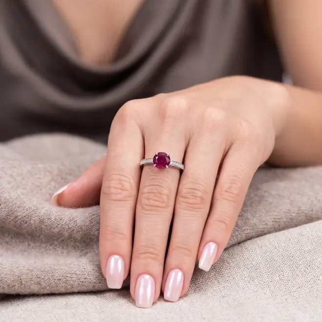 Anel Solitário de Ouro Branco com Diamantes e Rubi de 1,90 Cts.