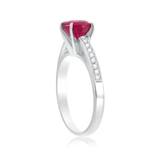 Anel Solitário de Ouro Branco com Diamantes e Rubi de 1,90 Cts.