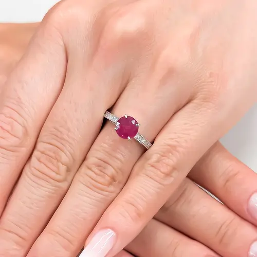 Anel Solitário de Ouro Branco com Diamantes e Rubi de 1,90 Cts.
