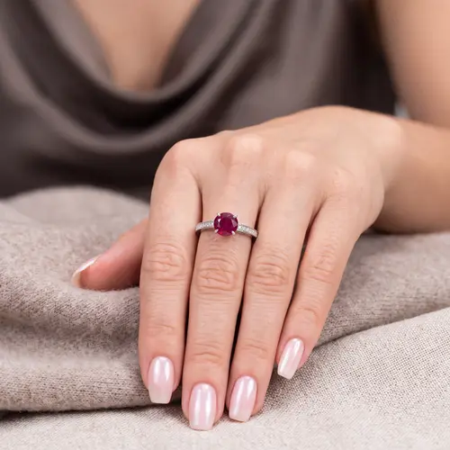 Anel Solitário de Ouro Branco com Diamantes e Rubi de 1,90 Cts.