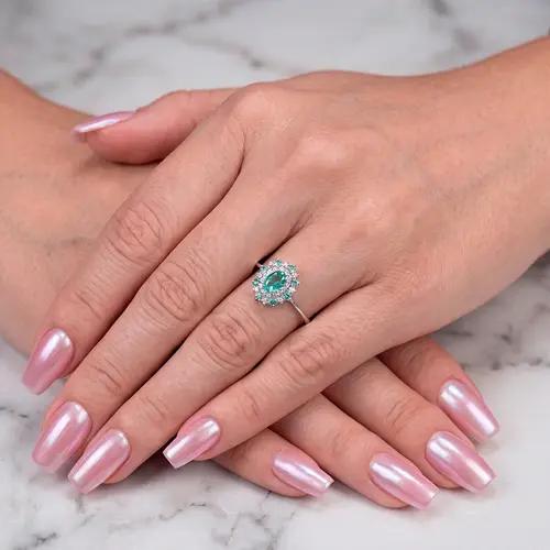 Anel de Ouro Branco com Diamantes e Esmeraldas totalizando 70 pts.