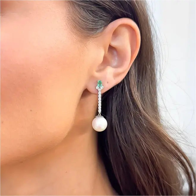 Par de Brincos de Ouro Branco com Diamantes, Esmeraldas e Pérolas South Sea