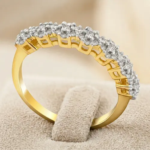 Meia Aliança Flor de Ouro Amarelo com Diamantes totalizando 45 pts.