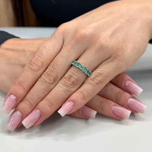 Meia Aliança de Ouro Branco com com 7 Esmeraldas