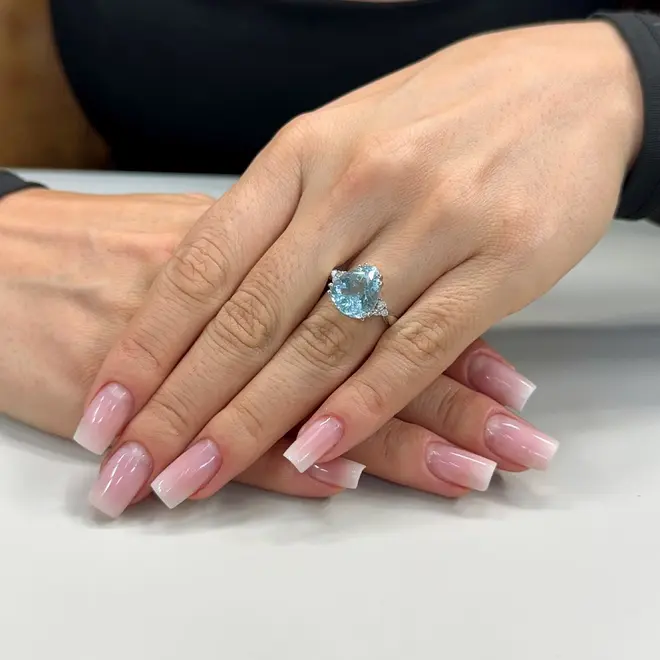 Anel de Ouro Branco com Diamantes e Água Marinha de 3,5 Cts.