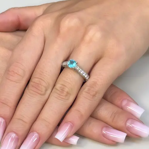 Anel de Ouro Branco com 30 pts em Diamantes e Turmalina Azul de 1 ct