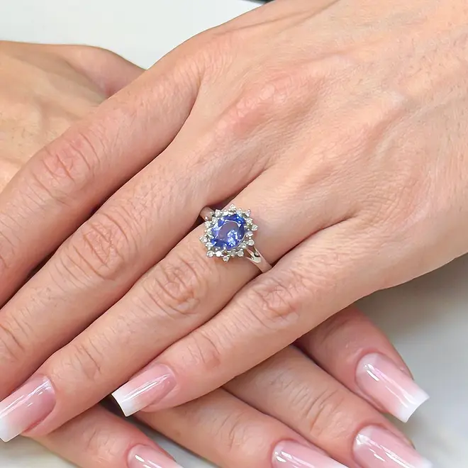 Anel de Ouro Branco com Diamantes e Tanzanita de 1,26 Cts.