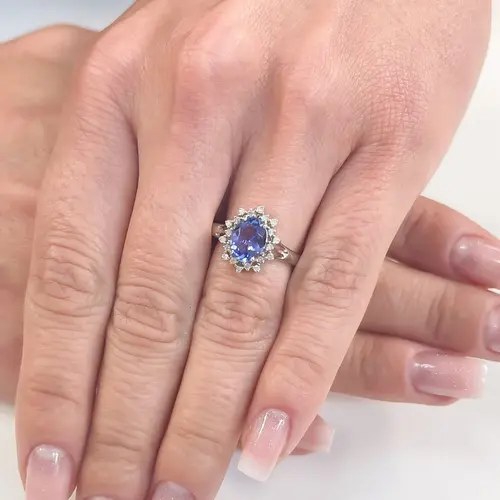 Anel de Ouro Branco com Diamantes e Tanzanita de 1,26 Cts.