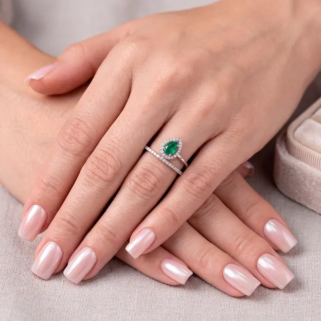 Anel Gota de Ouro Branco com Diamantes e Esmeralda