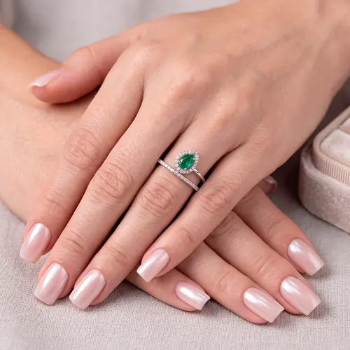 Anel Gota de Ouro Branco com Diamantes e Esmeralda
