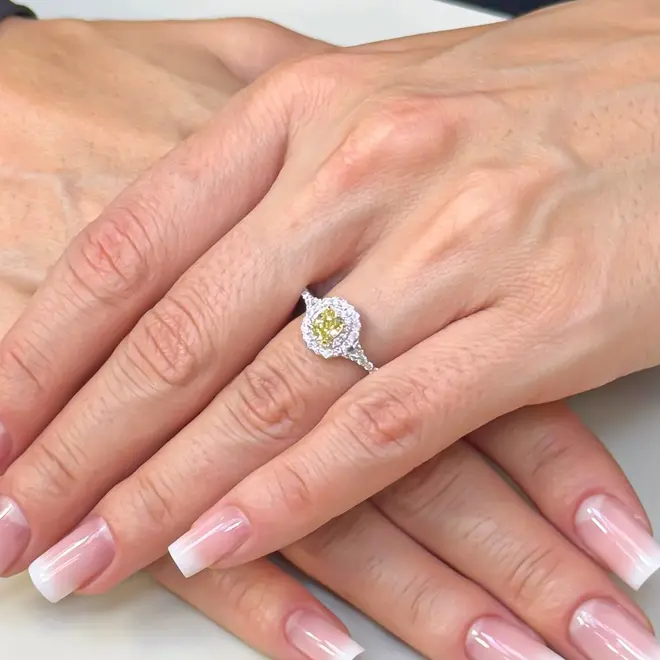 Anel de Ouro Branco com 51 Pts em Diamantes Brancos e Diamante Amarelo Central de 51 Pts  - com Certificado GIA
