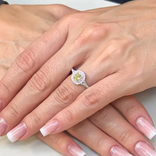 Anel de Ouro Branco com 51 Pts em Diamantes Brancos e Diamante Amarelo Central de 51 Pts  - com Certificado GIA