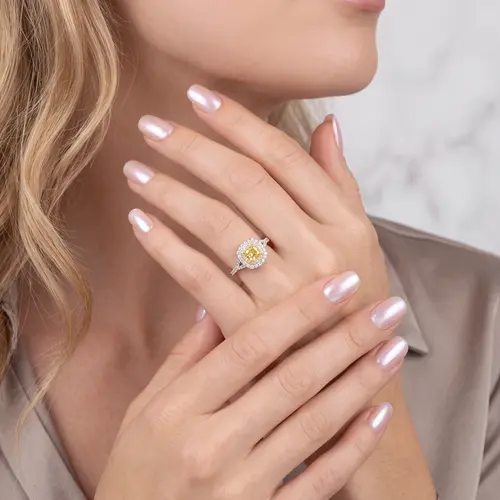 Anel de Ouro Branco com 51 Pts em Diamantes Brancos e Diamante Amarelo Central de 51 Pts  - com Certificado GIA