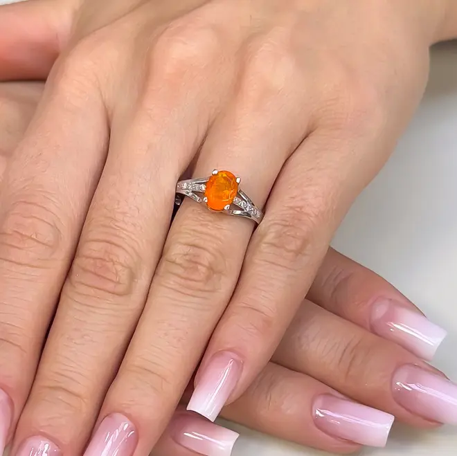 Anel de Ouro Branco com Diamantes e Opala de Fogo de 1,08 Cts.