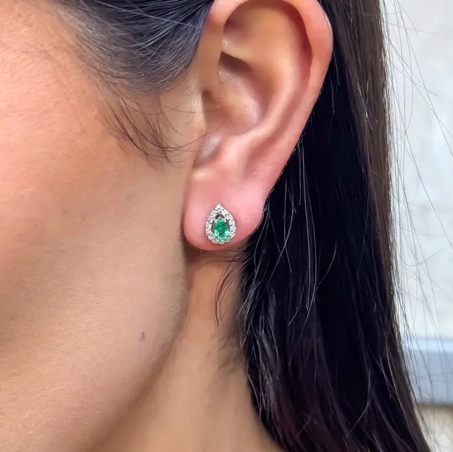 Par de Brincos Gota de Ouro Branco com Diamantes e Esmeraldas totalizando 42 pts.