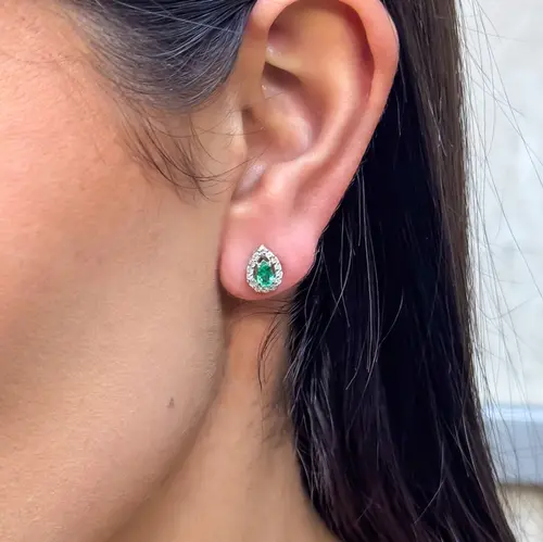 Par de Brincos Gota de Ouro Branco com Diamantes e Esmeraldas totalizando 42 pts.