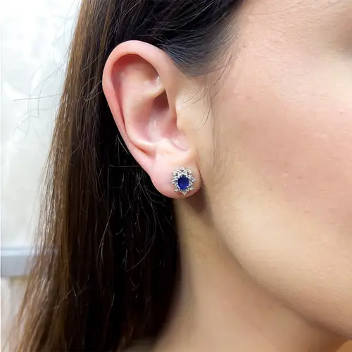 Par de Brincos de Ouro Branco com Diamantes e Safiras totalizando 1,04 Cts.