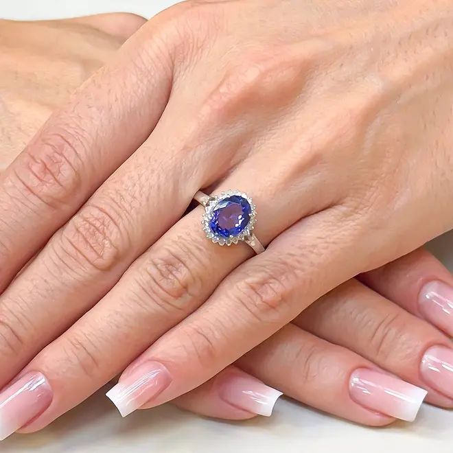 Anel de Ouro Branco com Diamantes e Tanzanita de 1,96 Cts.