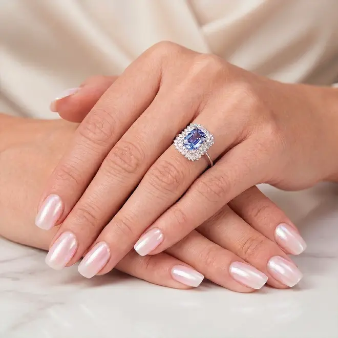 Anel de Ouro Branco com Diamantes e Tanzanita de 1,54 Cts.