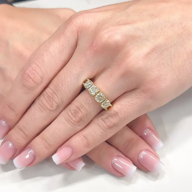 Meia Aliança de Ouro Amarelo com 4 Diamantes totalizando 2,0 Cts.