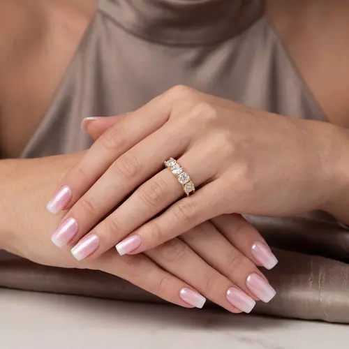Meia Aliança de Ouro Amarelo com 4 Diamantes totalizando 2,0 Cts.