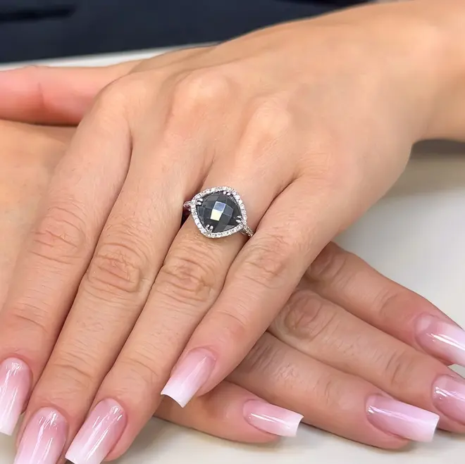 Anel de Ouro Branco com Diamantes e Espinélio Negro