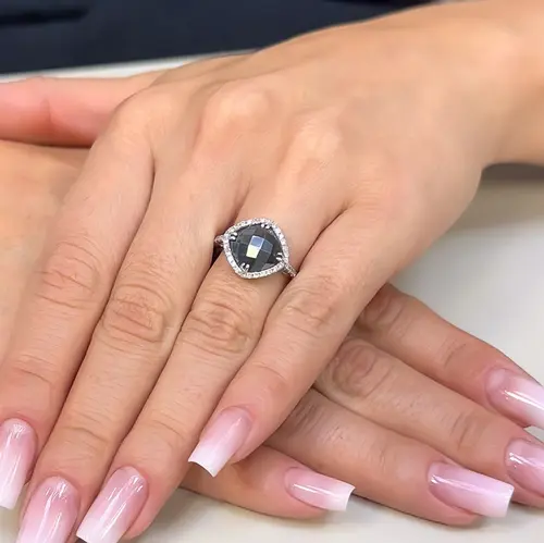 Anel de Ouro Branco com Diamantes e Espinélio Negro
