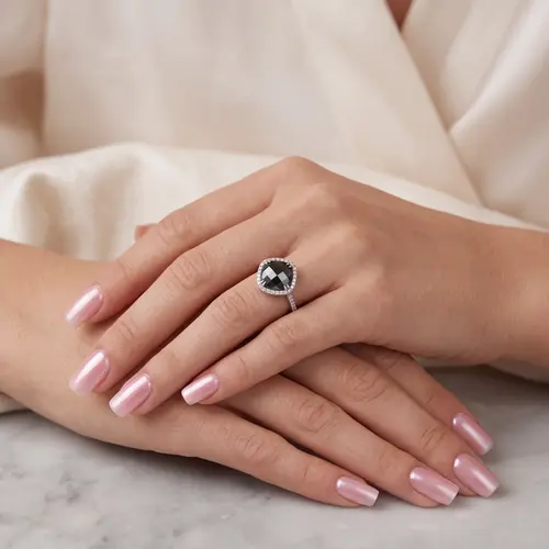 Anel de Ouro Branco com Diamantes e Espinélio Negro