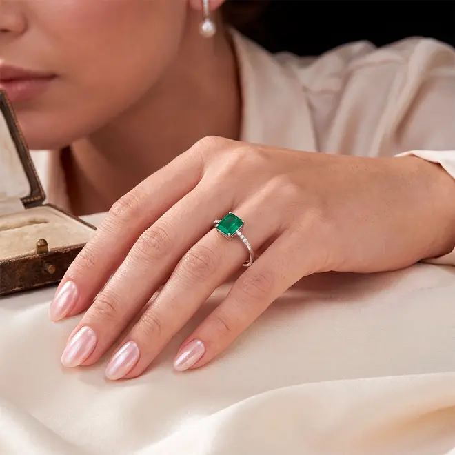 Anel de Ouro Branco com 6 Diamantes e Esmeralda de 2,0 ct