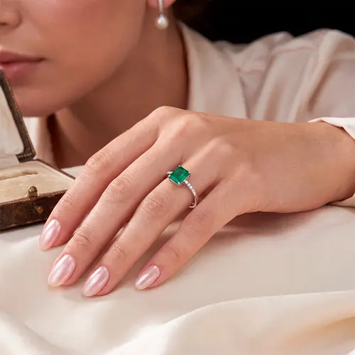 Anel de Ouro Branco com 6 Diamantes e Esmeralda de 2,0 ct