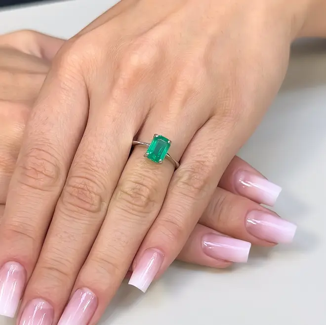 Anel de Ouro Branco com Esmeralda de 1,40 Cts.