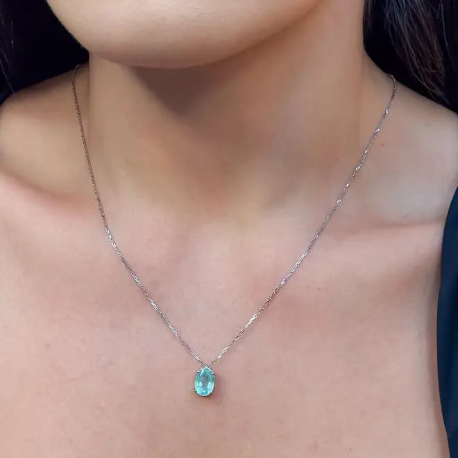 Pingente de Ouro Branco com Corrente Cartier e Esmeralda Colombiana de 2,55 Cts.