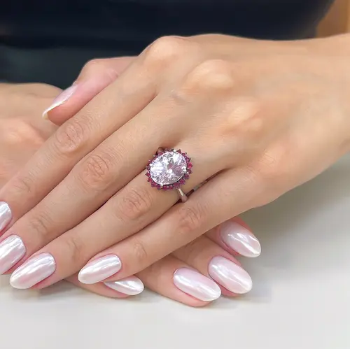 Anel de Ouro Branco com Rubis e Kunzita