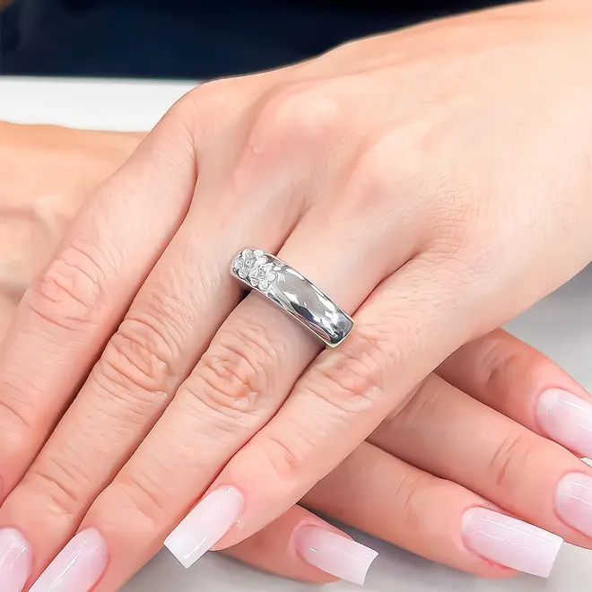 Anel Flores de Ouro Branco com 2 Diamantes