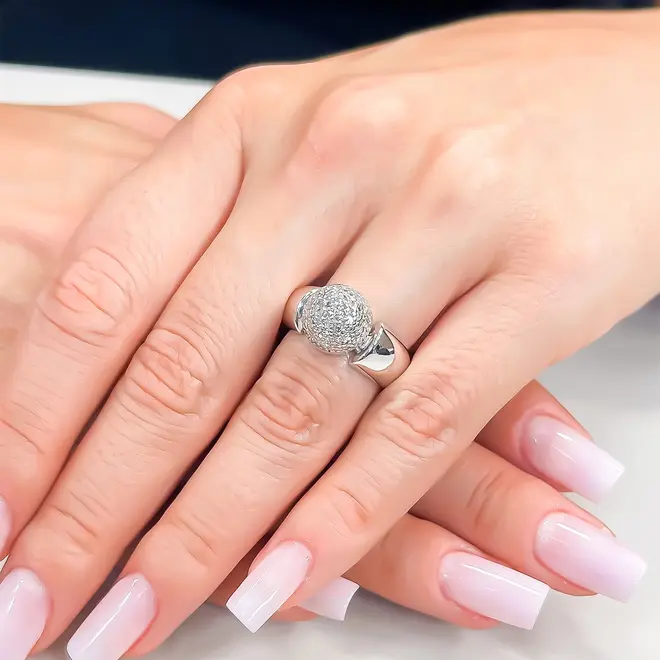 Anel Esfera de Ouro Branco com Diamantes totalizando 15 pts.