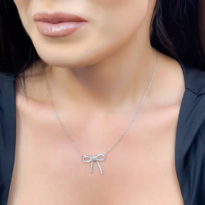 Colar Laço de Ouro Branco com Diamantes totalizando 35 pts.
