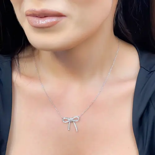 Colar Laço de Ouro Branco com Diamantes totalizando 35 pts.